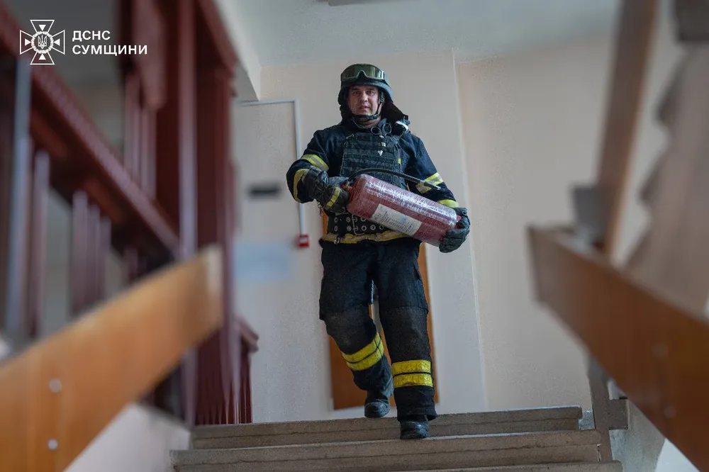 Рятувальники ліквідовують пожежу після удару