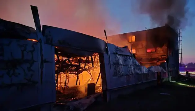 Російські дрони атакували приміський поїзд у Харківській області: поранено машиністів