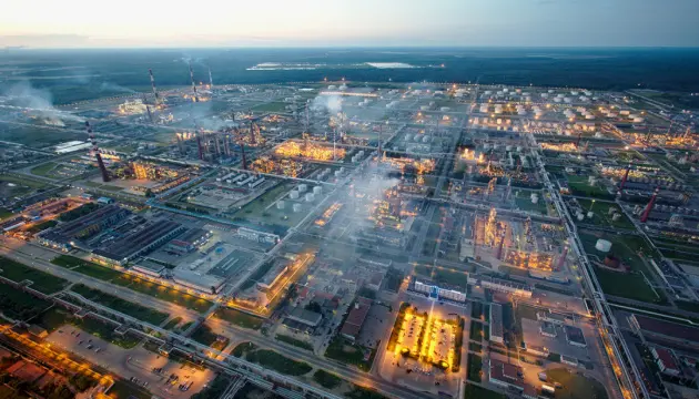 Дрони уразили найбільший нафтопереробний завод у Ленінградській області