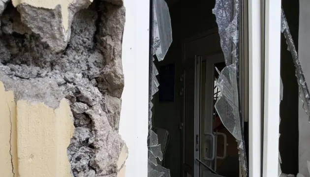 Російський безпілотник влучив у торговельний центр у Сумах: є поранені