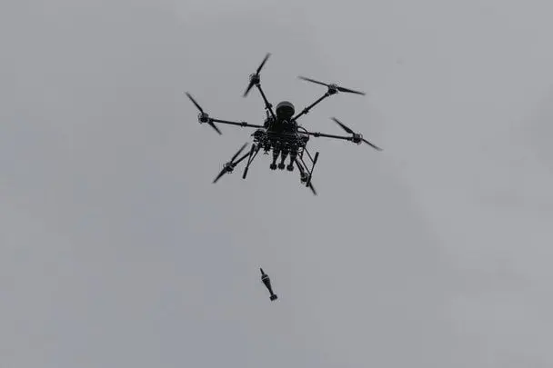 Ворожий дрон атакує ТРЦ у Сумах: що відомо про постраждалих
