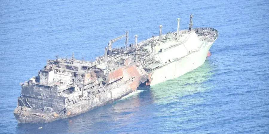 Небезпечний дрейф: санкційний російський танкер з газом загрожує вибухом у Середземному морі