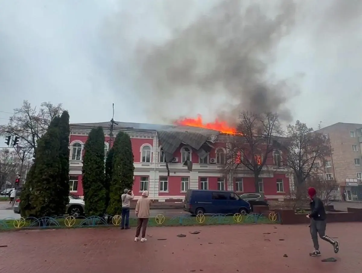 Росія знову підкреслила жорстокість: атака на мерію Прилук спричинила масштабну пожежу