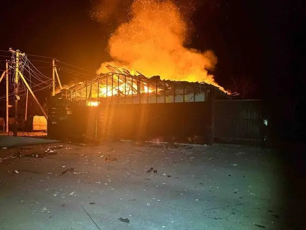 Російський удар по «Новій пошті» в Запоріжжі: понад 150 посилок знищено у вогні