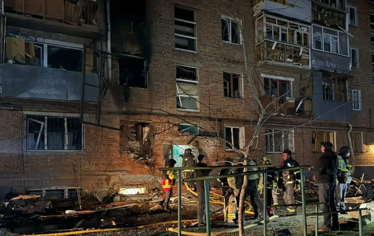 Подвійний обстріл Сум: десятки постраждалих та масштабні руйнування житлових будинків