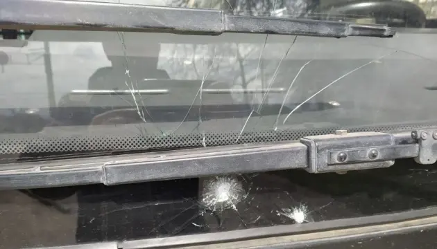 Нова атака в Херсоні: безпілотники влучили у маршрутку та легковик, є постраждалі