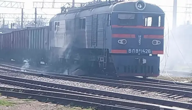Ворог вдарив поблизу вантажного локомотива на Дніпропетровщині: що сталося