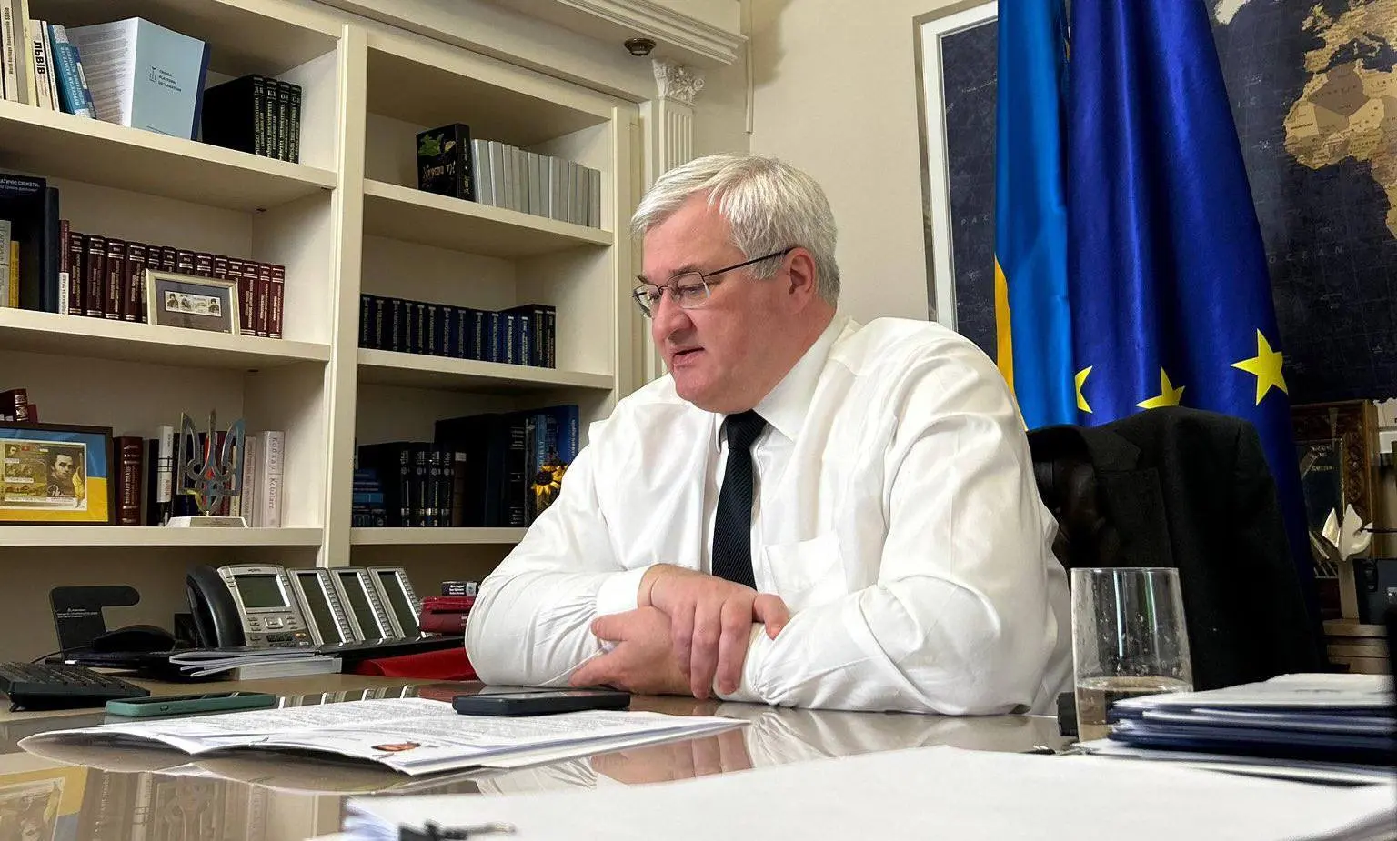 Іранська ракета впала біля посольства України в Ізраїлі: загроза регіону зростає